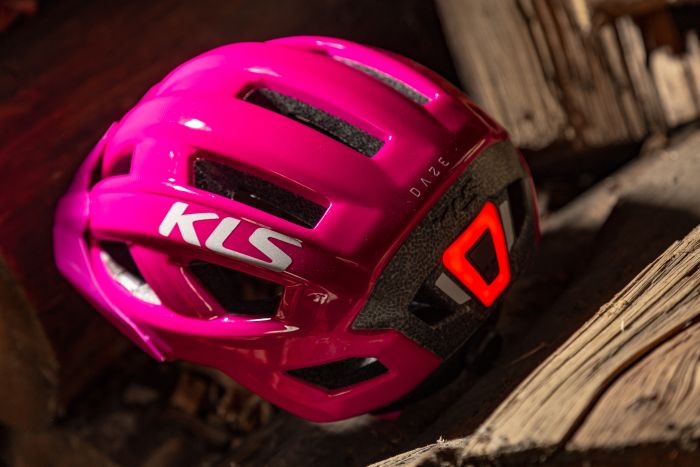 Шолом KLS Daze Lumio S/M, з вбудованою блимавкою (USB Type-C), рожевий
