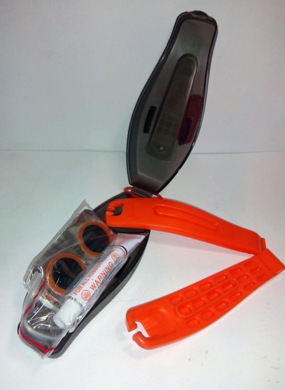 Велоаптечка SuperB TB-1121 (бортувальні лопатки. клей. латки. наждак) Велоаптечка SuperB TB-1121 (бортувальні лопатки. клей. латки. наждак)